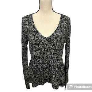 O’Neill button up peplum top with trumpet sleeves. Black & white pattern